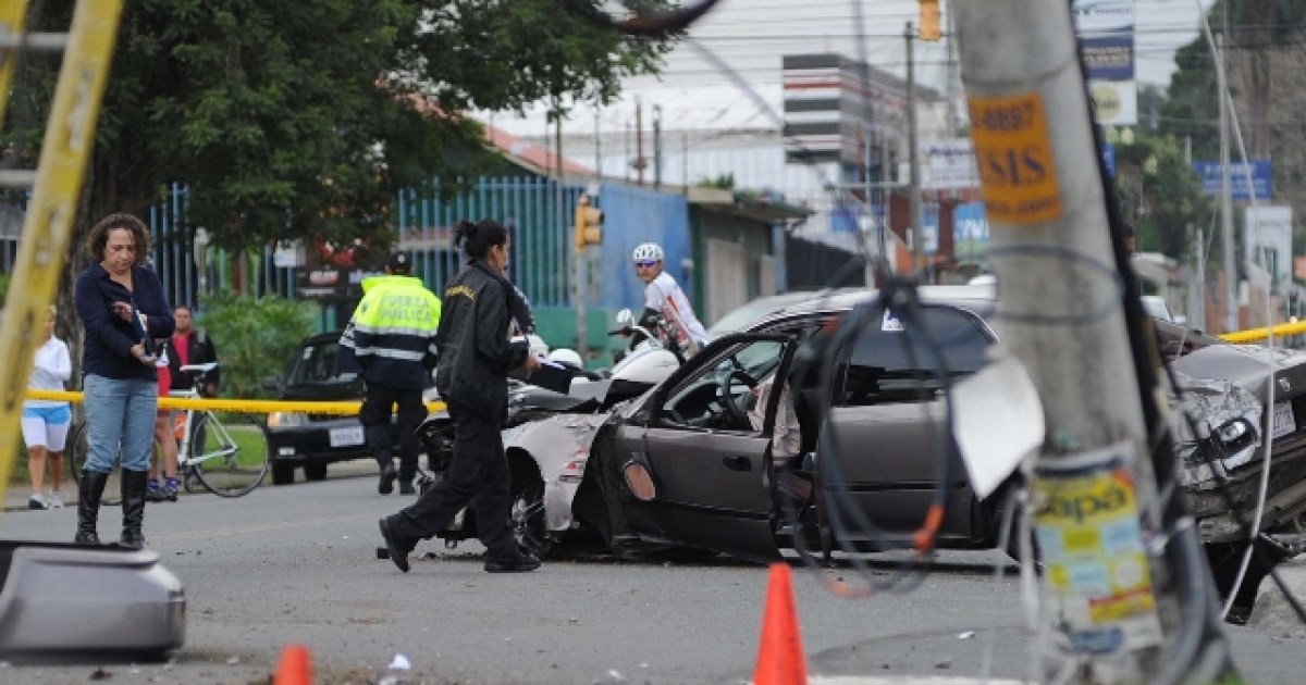 Automóvil siniestrado en las calles de la Florida. © La Nacion / Albert Marin