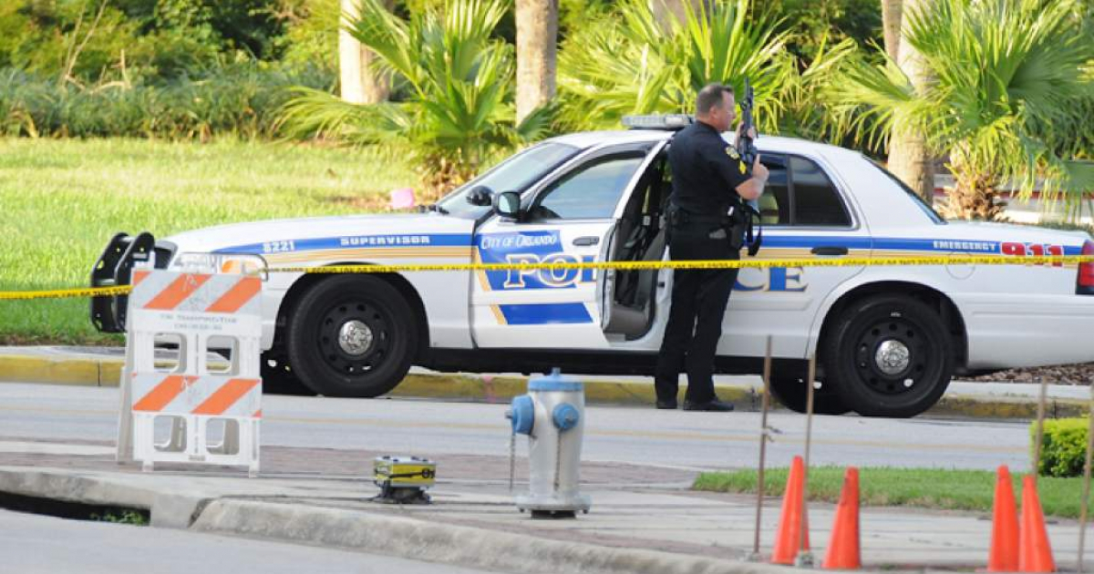 Policía estadounidense vigila en la escena del crimen © laprensa.hn