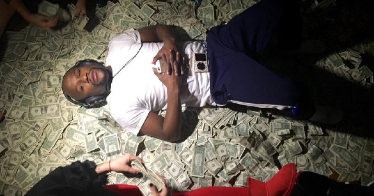 El boxeador Floyd 'Money' Mayweather tumbado sobre billetes © Instagram / Floyd Mayweather