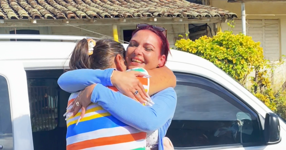 Cubana emociona las redes con su regreso sorpresa a la isla tras dos años de ausencia