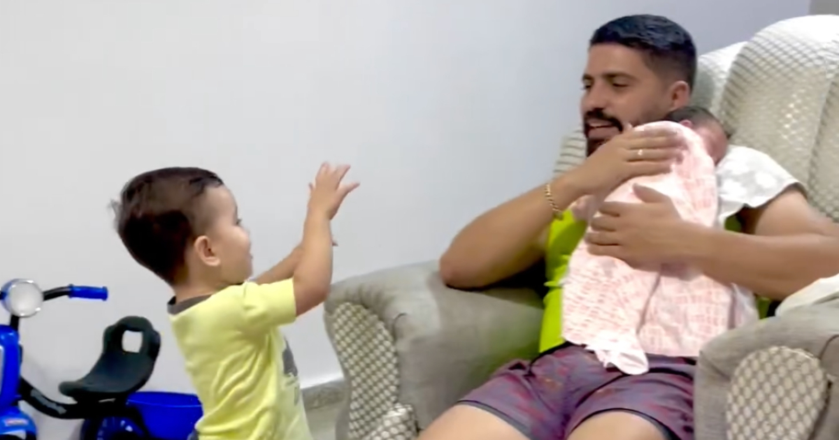 Bastian reacciona con ternura al ver a su papá Alejandro Cuervo cargando a su hermanito Aston