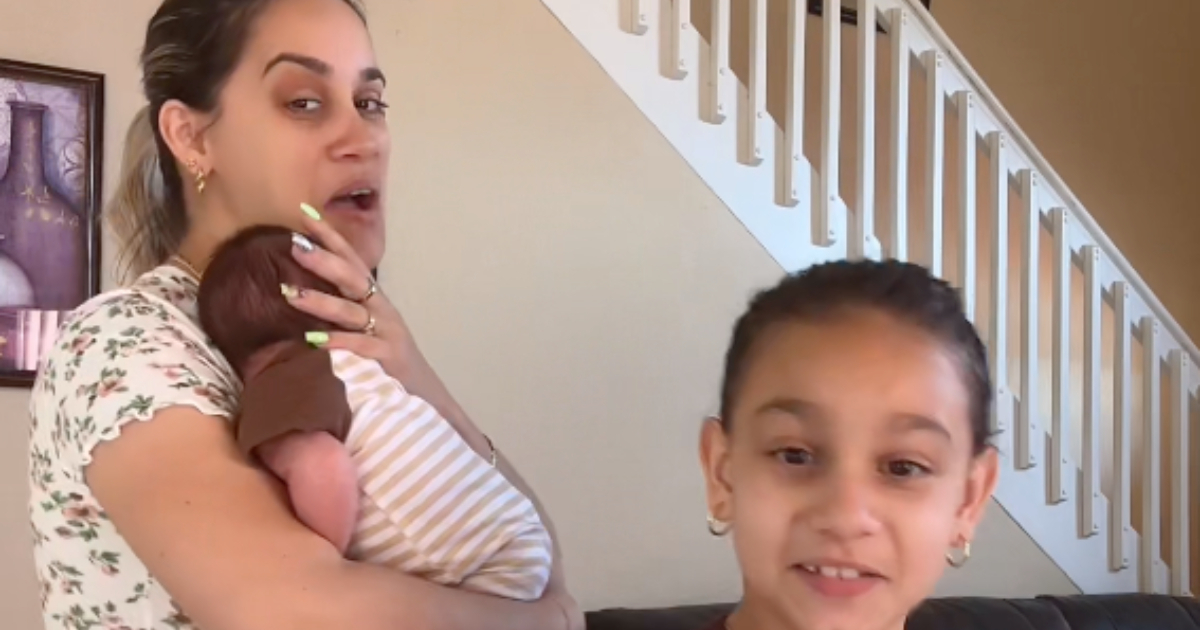Madre cubana conquista TikTok bailando con su hija y su recién nacido