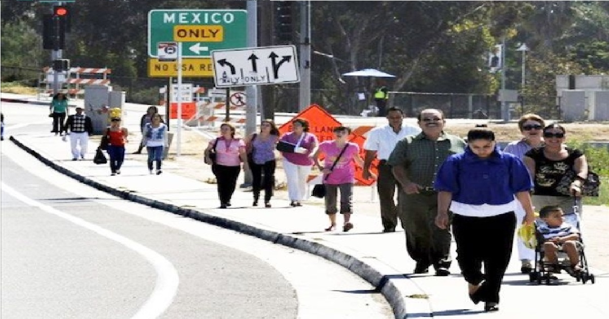  © Cubanos llegan por avión a México y se van para la frontera, pero ¿cómo lo hacen?