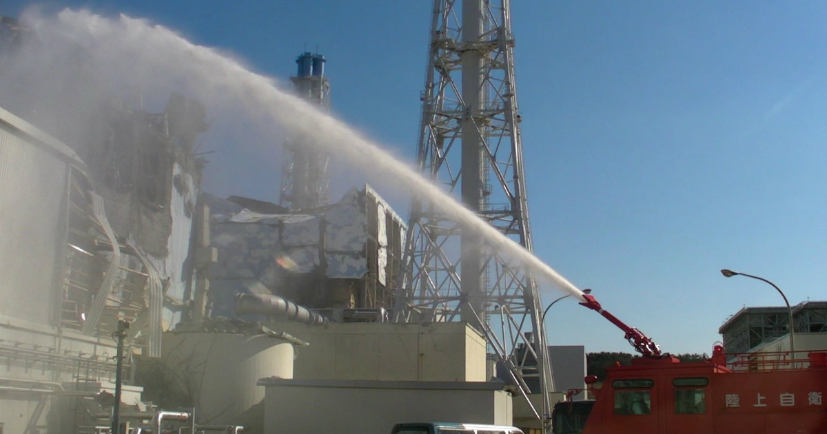 Bomberos sofocando el incendio del reactor de Fukushima © Wikimedia Commons