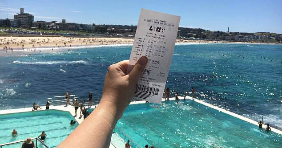 Un usuario sostiene un boleto de NSW Lotteries © Twitter/ @theLott