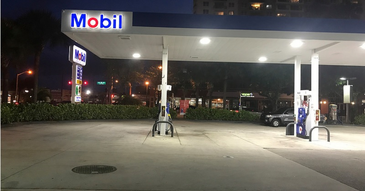 Gasolinera de Miami en una imagen nocturna © CiberCuba