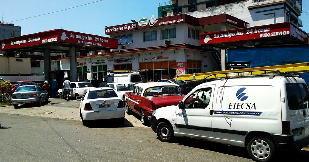 Largas colas en las principales gasolineras de La Habana © Periodismo de Barrio / Julio Batista