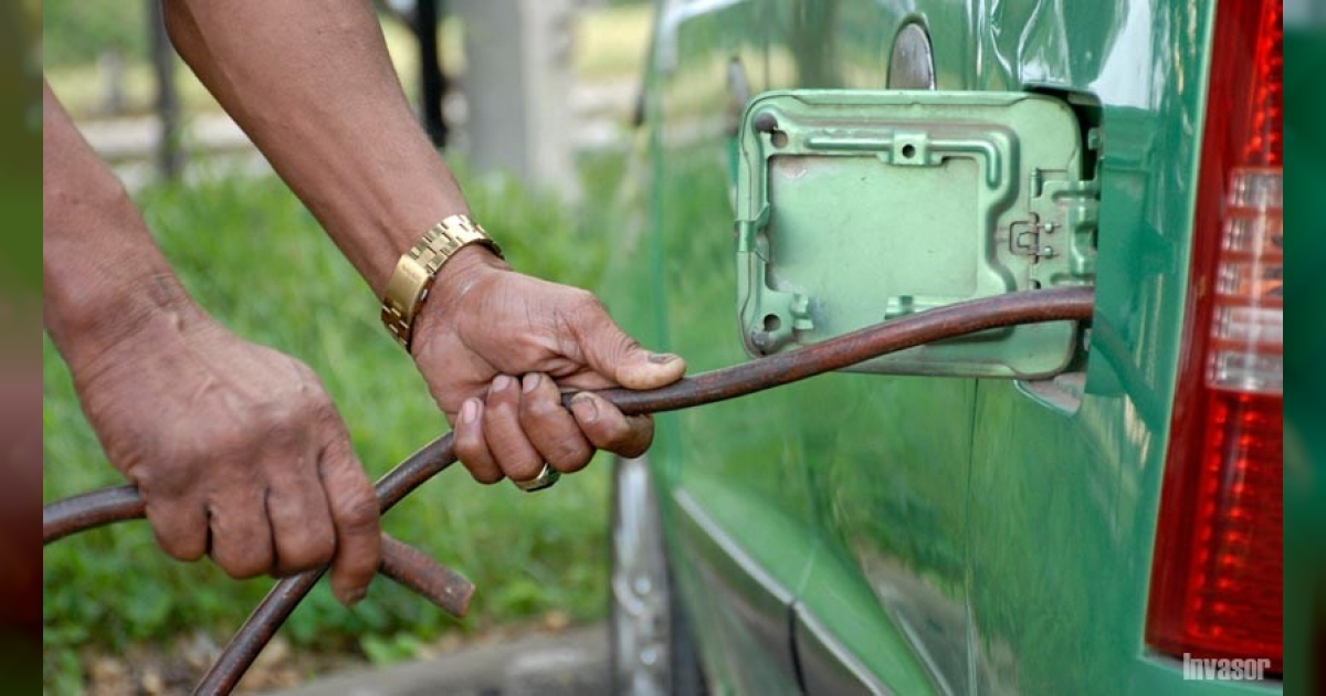Venta de gasolina en Cuba © Invasor