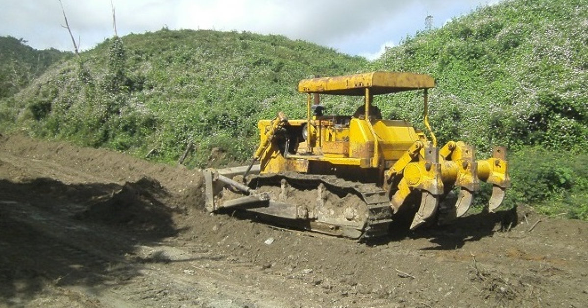 Reconstruyen caminos en el Escambray © Escambray