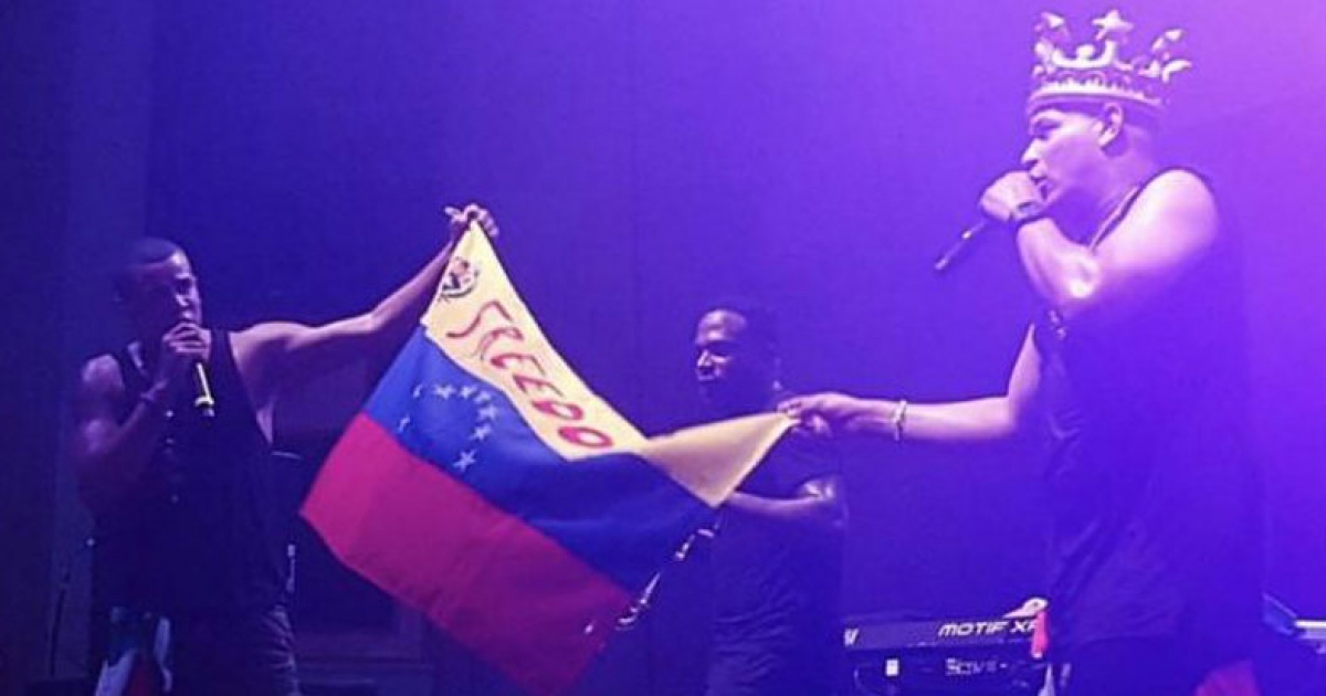 Randy Malcom y Alexander Delgado posando con la bandera de Venezuela © Facebook