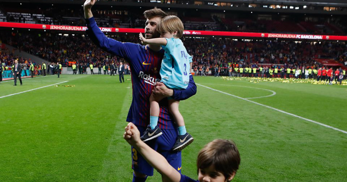 Gerard Piqué saludando a Shakira desde el césped en compañía de sus hijos © Facebook / FC Barcelona