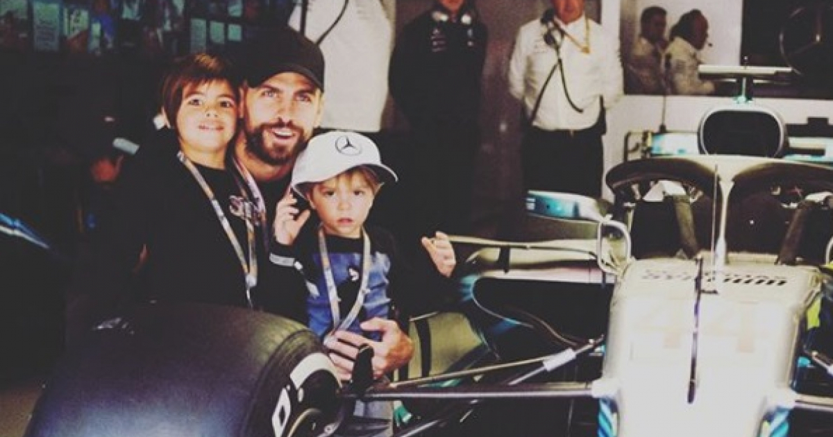 Gerard Piqué posa junto a sus hijos Milan y Sasha durante los entrenamientos de la Fórmula 1 © Instagram / Gerard Piqué