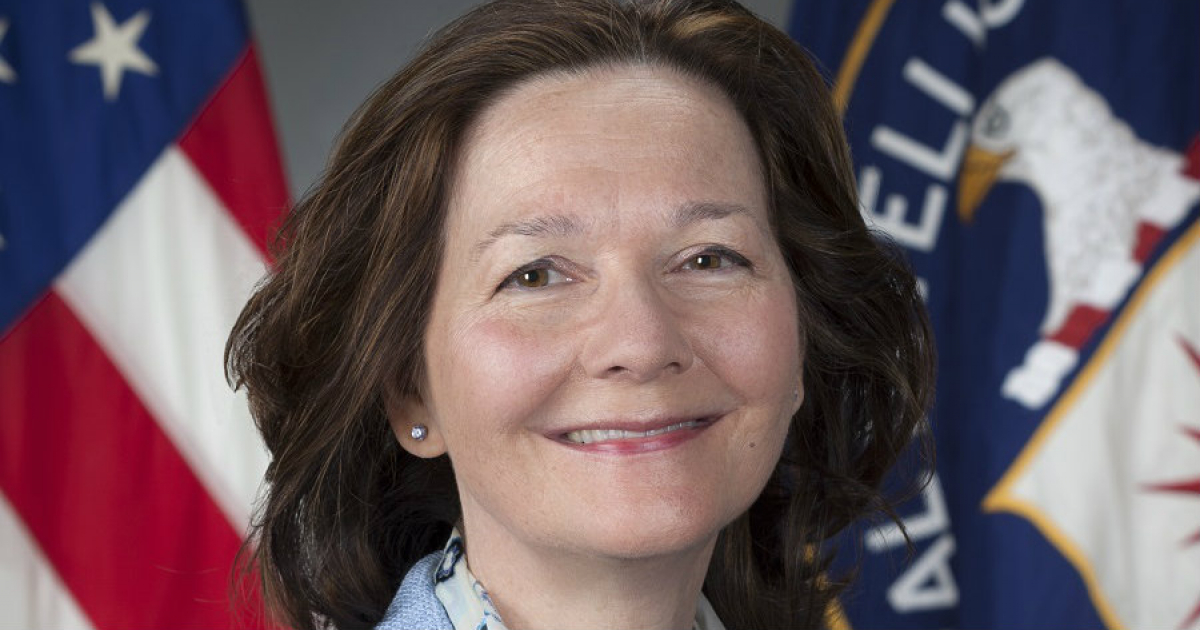 La directora de la CIA, Gina Haspel, sonriendo con la bandera de EE.UU. de fondo © Wikimedia Commons