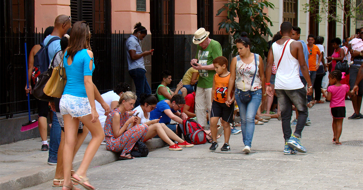 Cubanos paseando por la Calle Obispo en La Habana © CiberCuba
