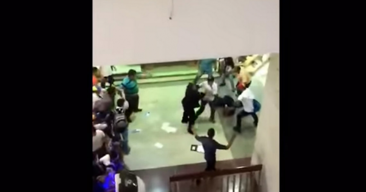 Pelea en un centro comercial al este de Caracas © Viralholic / Captura