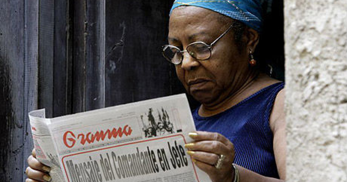 Cubana leyendo el Granma © Periodista Digital