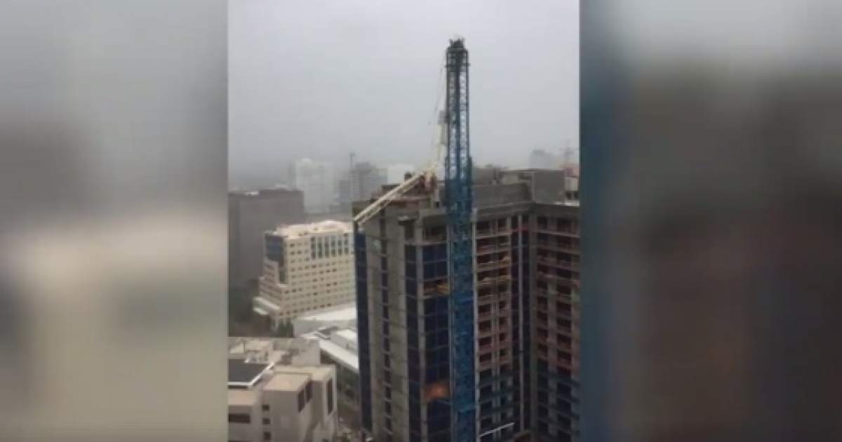 Grúa derrumbada en un rascacielos de Miami a causa del huracán Irma © NBC 6