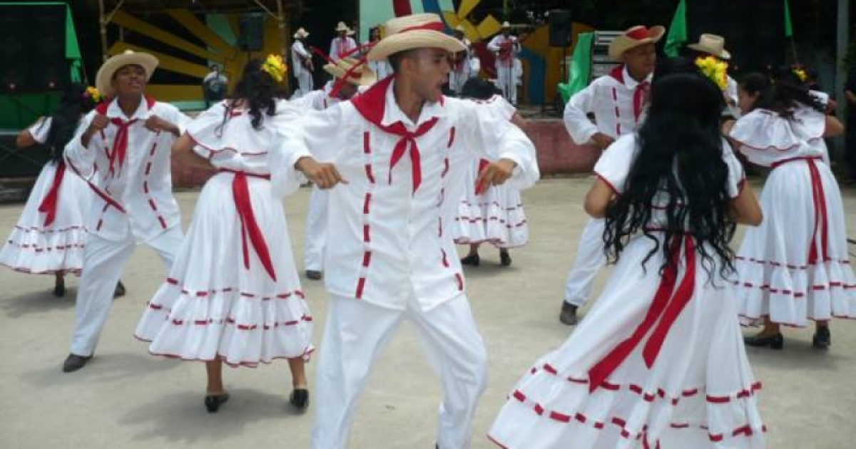 Jóvenes bailando música campesina. © Radio Ciudad de La Habana