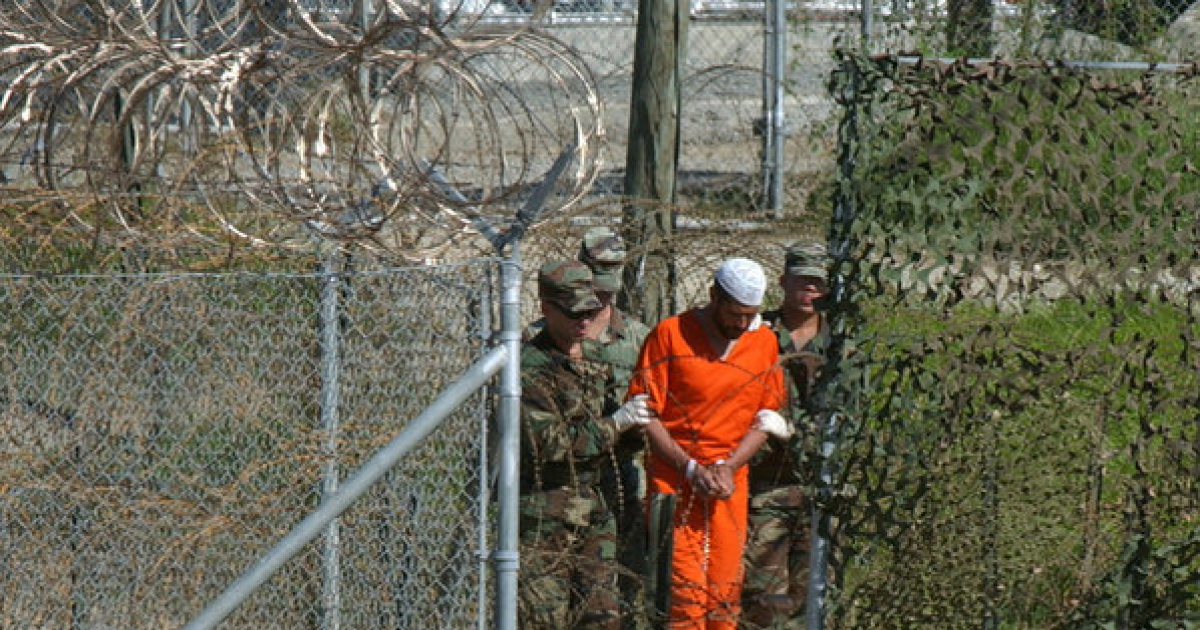 Preso de Guantánamo rodeado por vigilantes estadounidenses © Diario UChile