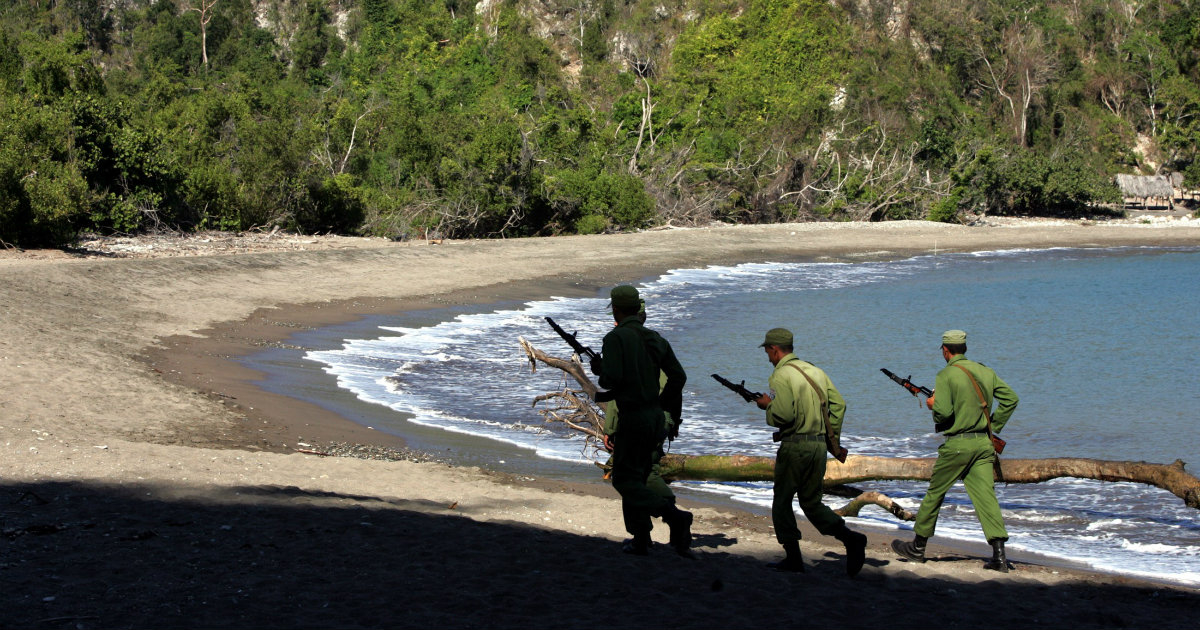 Guardafronteras cubanos patrullando en las costas de la Isla © REUTERS/Claudia Daut