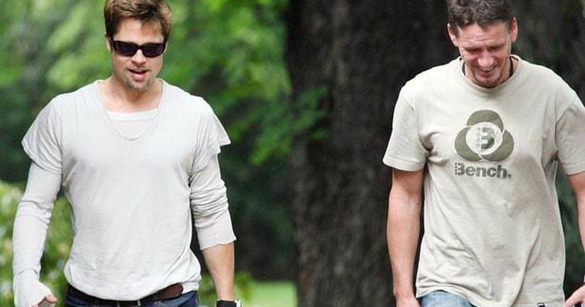 Brad Pitt y su exguardaespaldas caminando sonrientes © elespanol.com