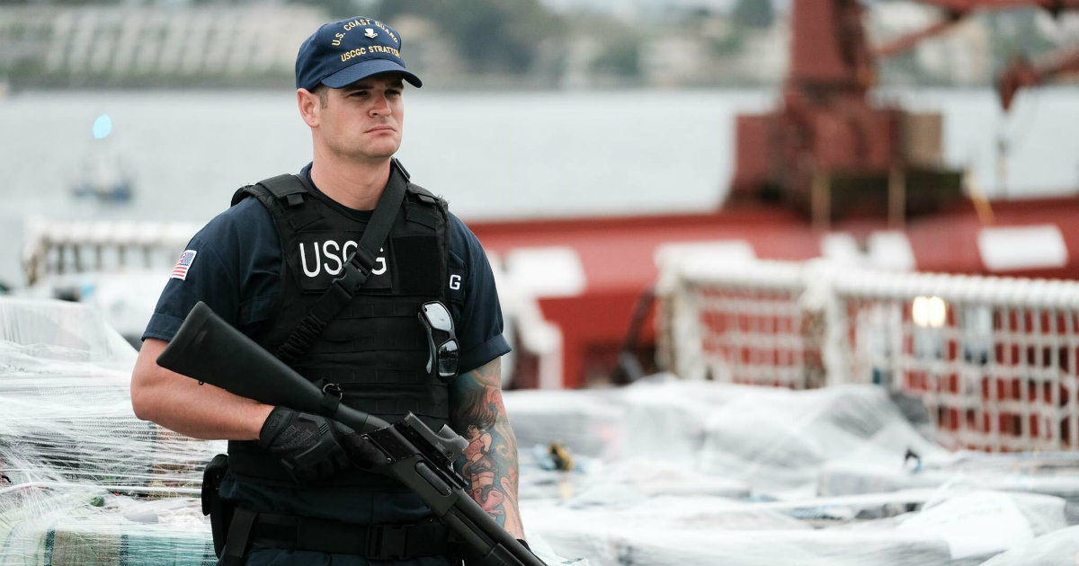 Agente de la Guardia Costera en una imagen de archivo © Twitter / @USCG