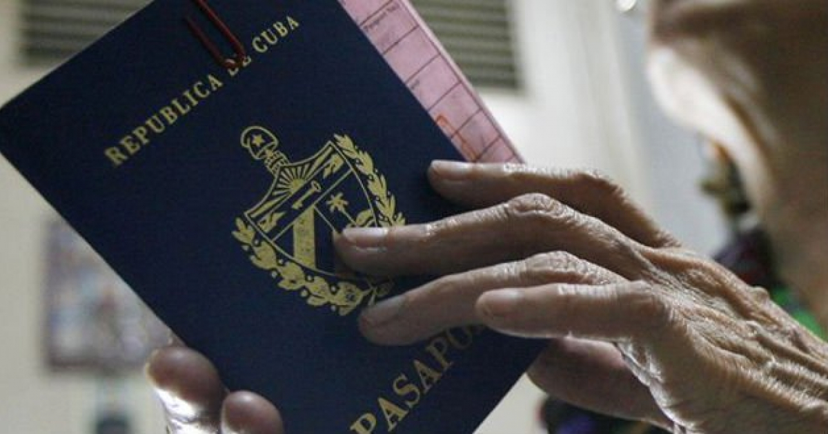 Pasaporte falso en las manos de un ciudadano © La Patilla