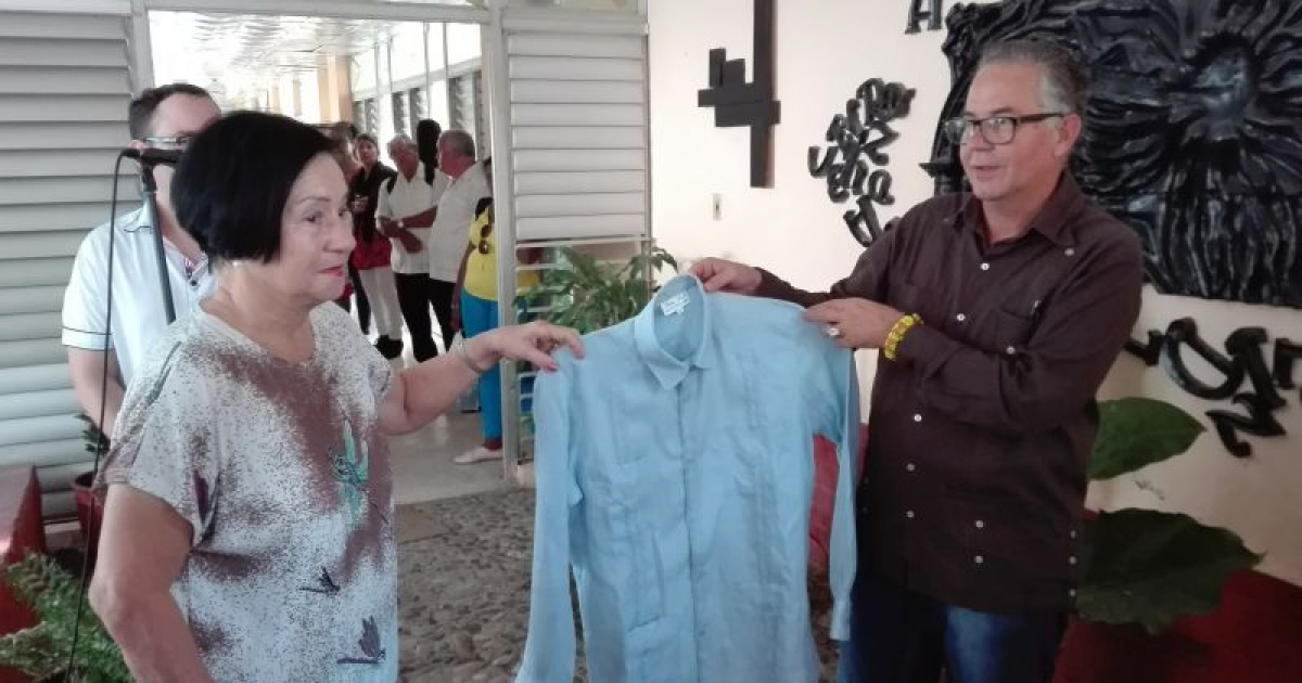 Viuda de Alberto Luberta entregó al patrimonio espirituano la guayabera de su esposo © Lisandra Gómez Guerra / Escambray