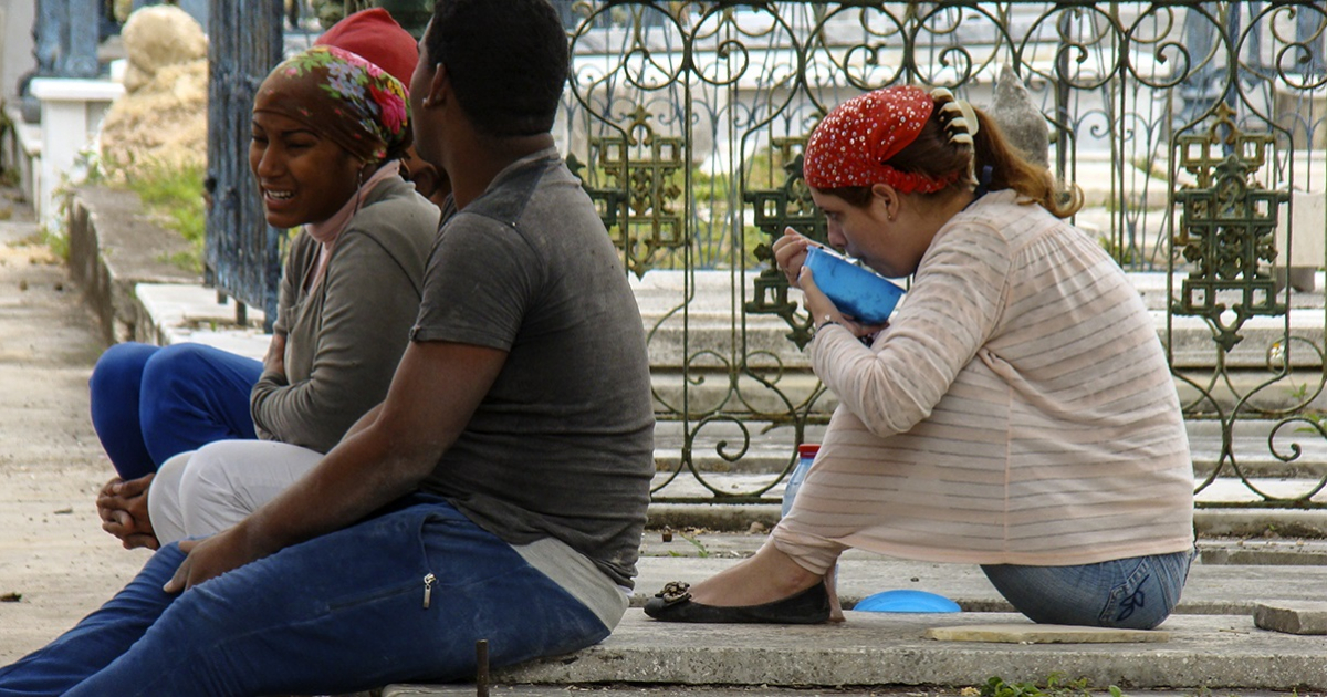 Mujer comiendo en Cementerio de Colón © CiberCuba