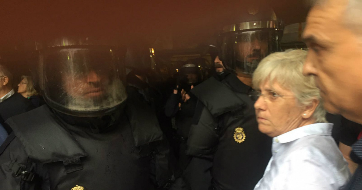 Policías actuando durante la celebración del referéndum en Cataluña © Twitter / @govern