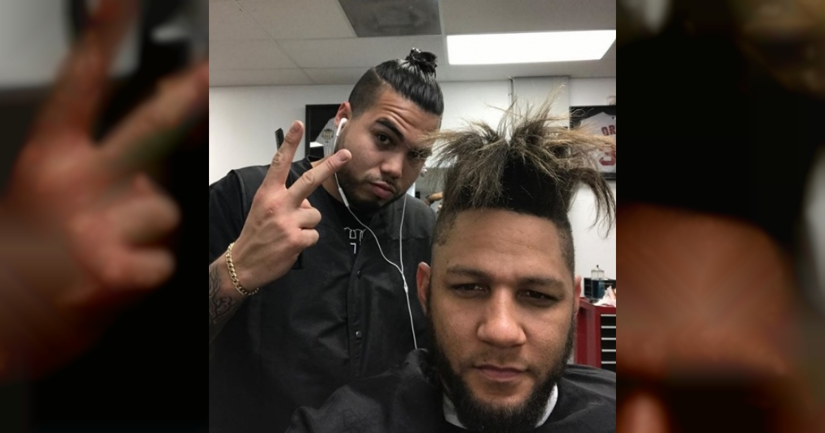 Yulieski Gurriel en compañía de su peluquero © Instagram / el_yuly10 Verified