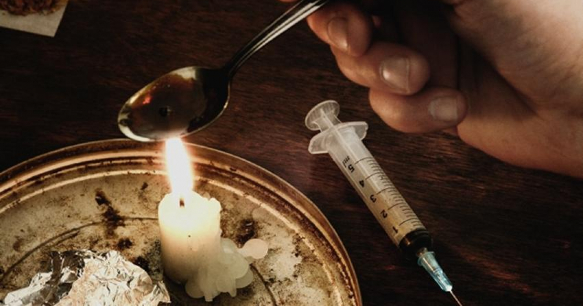 Usuario mezclando la heroína con agua para inyectársela después © expansion.mx
