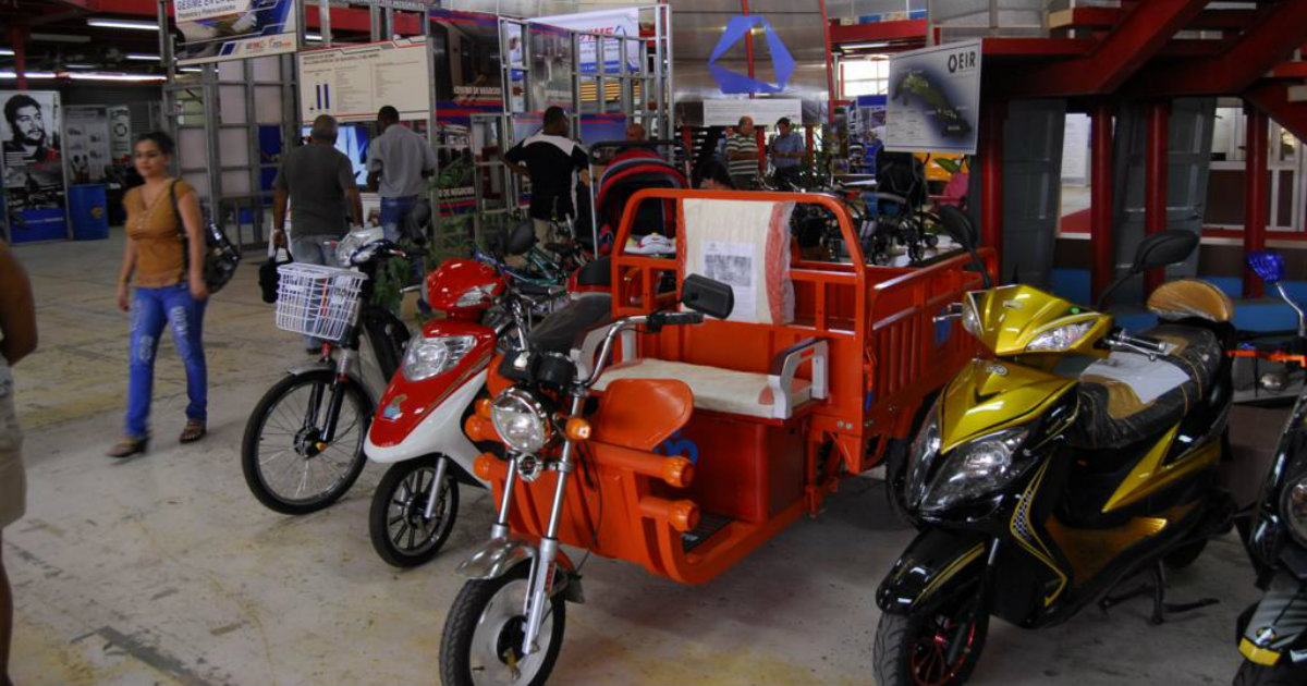 Exhibición de bicicletas y motos eléctricas en Expocuba. © Radio Reloj