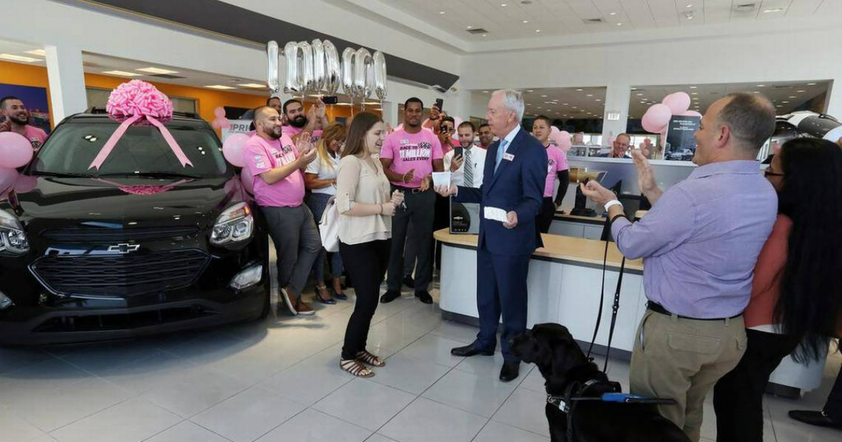 Jessica Tamayo en el momento de recibir gratis un Chevrolet Equinox nuevo © Miami Herald / Emily Michot