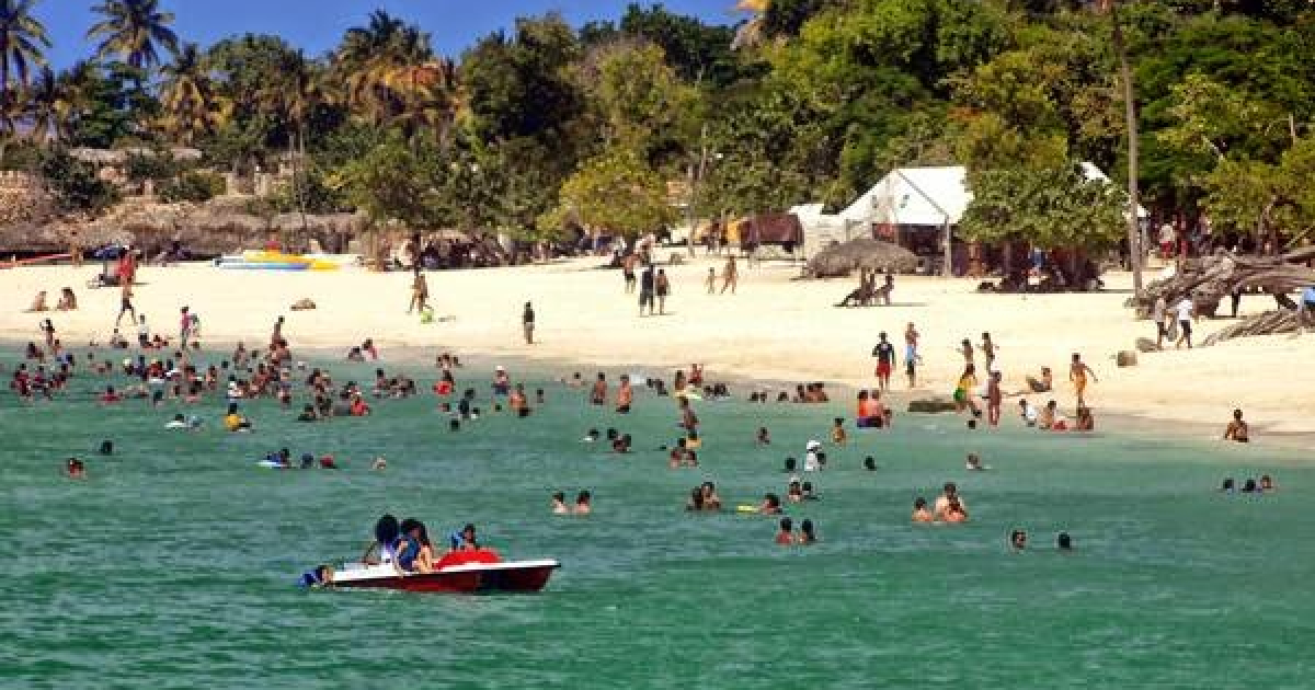 Bañistas en las aguas cristalinas de Holguín © Holguin Ahora