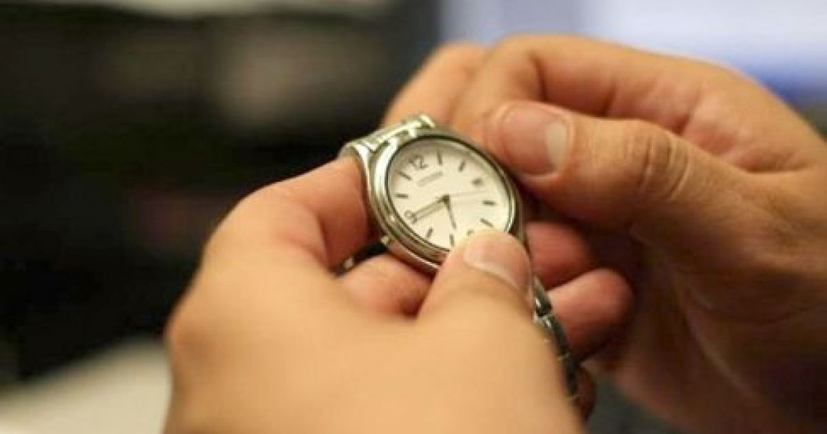 Ciudadano cubano ajustando su reloj para el nuevo cambio horario © Radio Sancti Spiritus