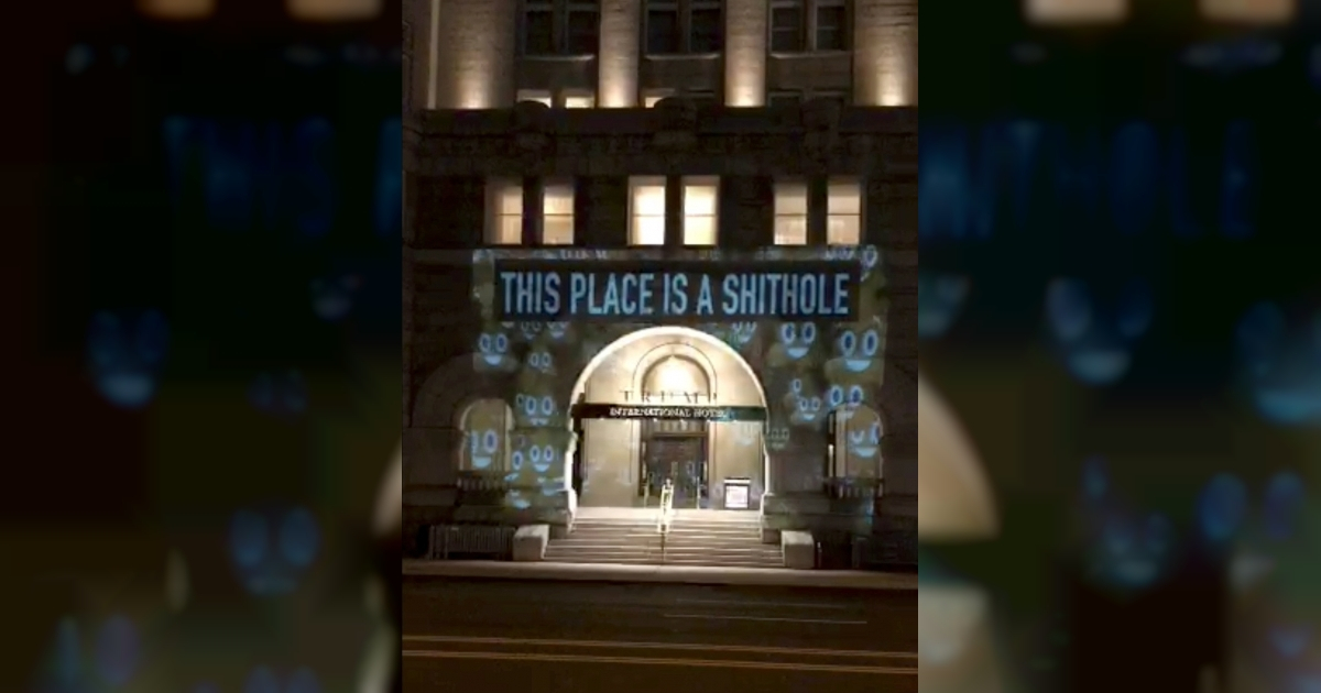 La fachada del hotel de Trump con un ofensivo mensaje © Reuters