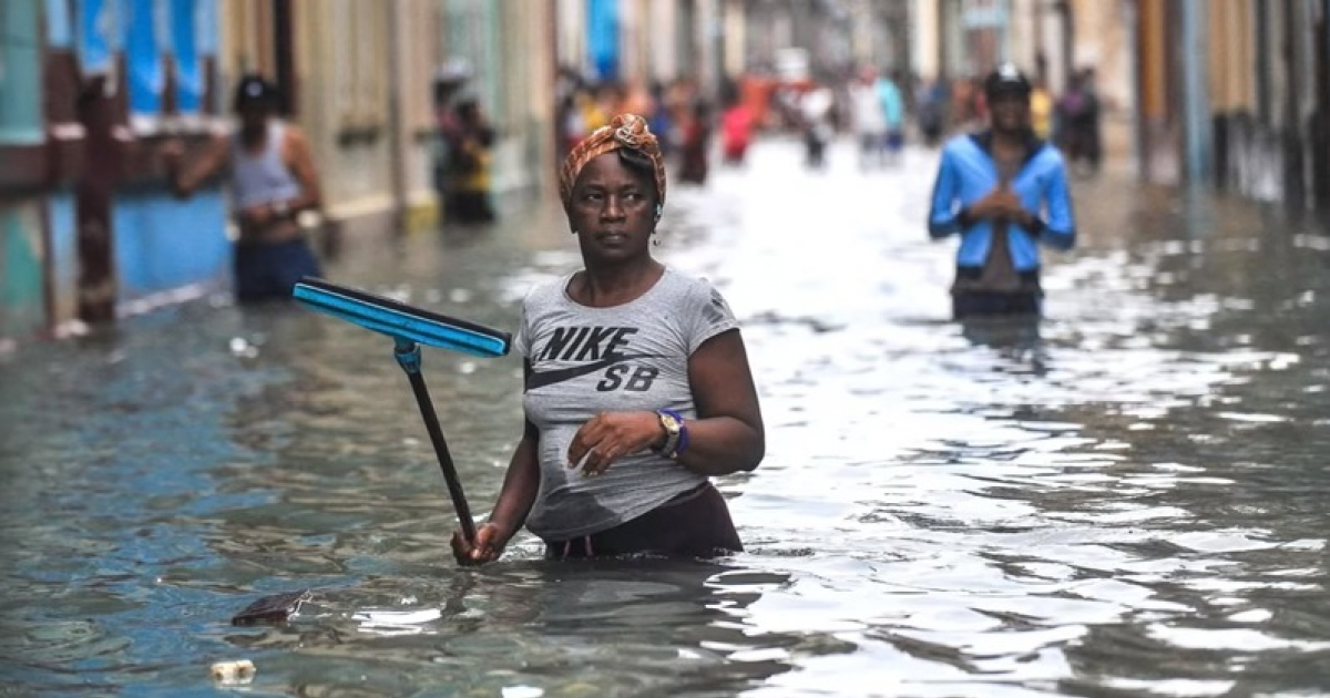 Residentes de La Habana caminan por las calles inundadas tras el paso del huracán Irma © Reuters