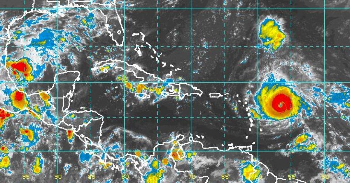 Huracán Irma se intensifica © nhc.noaa.gov