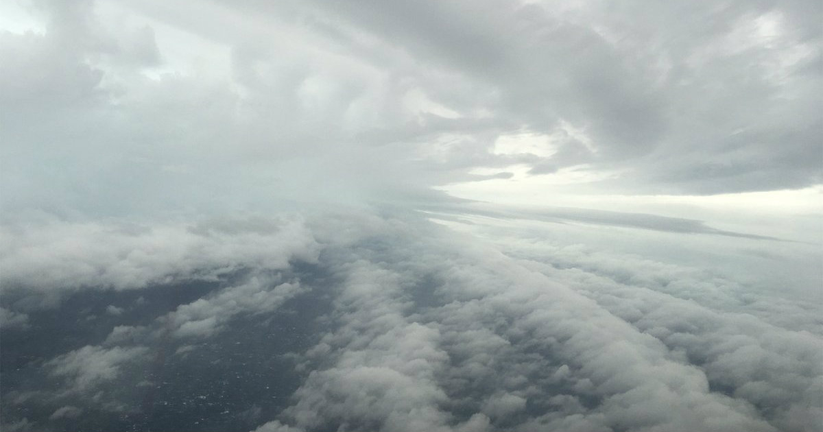 El huracán Matthew dominando el cielo © NOAA / Timothy Gallagher