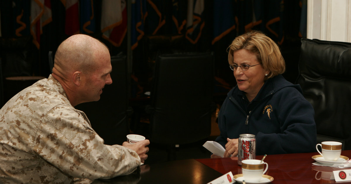 Ileana Ros-Lehtinen con el general estadounidense Stephen T. Johnson (izda) © Wikimedia Commons