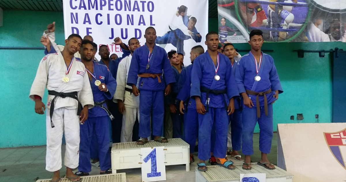 Los yumurinos (al centro) dominaron el evento por equipos © Judo/Cibercuba