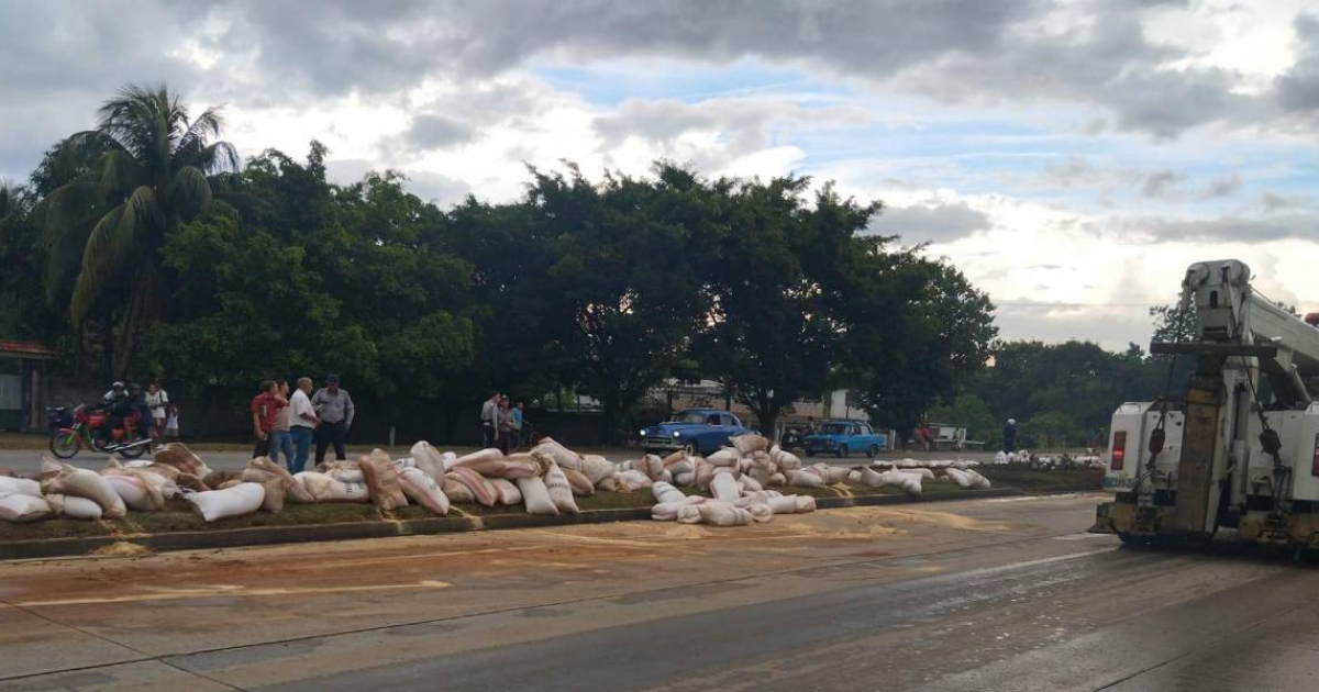 Camión con pienso vuelca en la autopista de La Habana