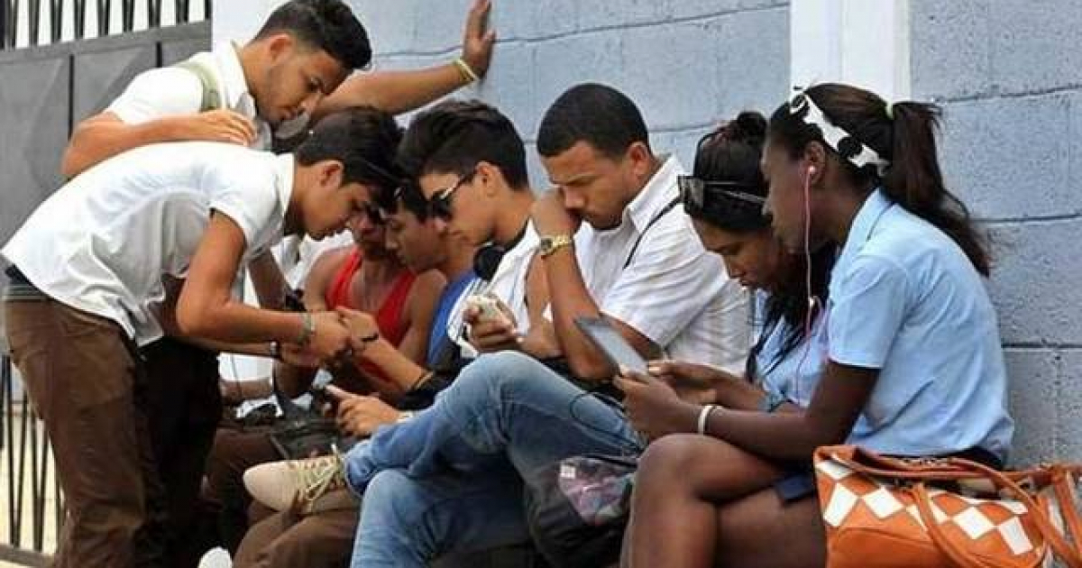 Jóvenes cubanos conectados a Internet © Nuevo Herald