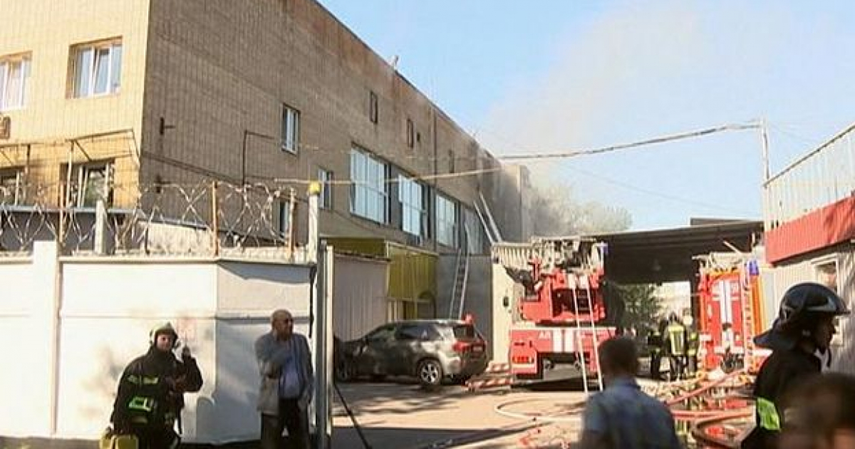 Los bomberos apagan el incendio en un almacén de Moscú © Twitter