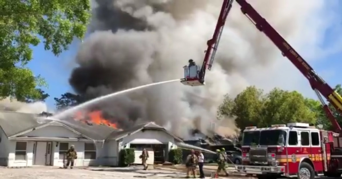 Bomberos intentan apagar un incendio en dos casas de Florida. © OCFire Rescue / Twitter