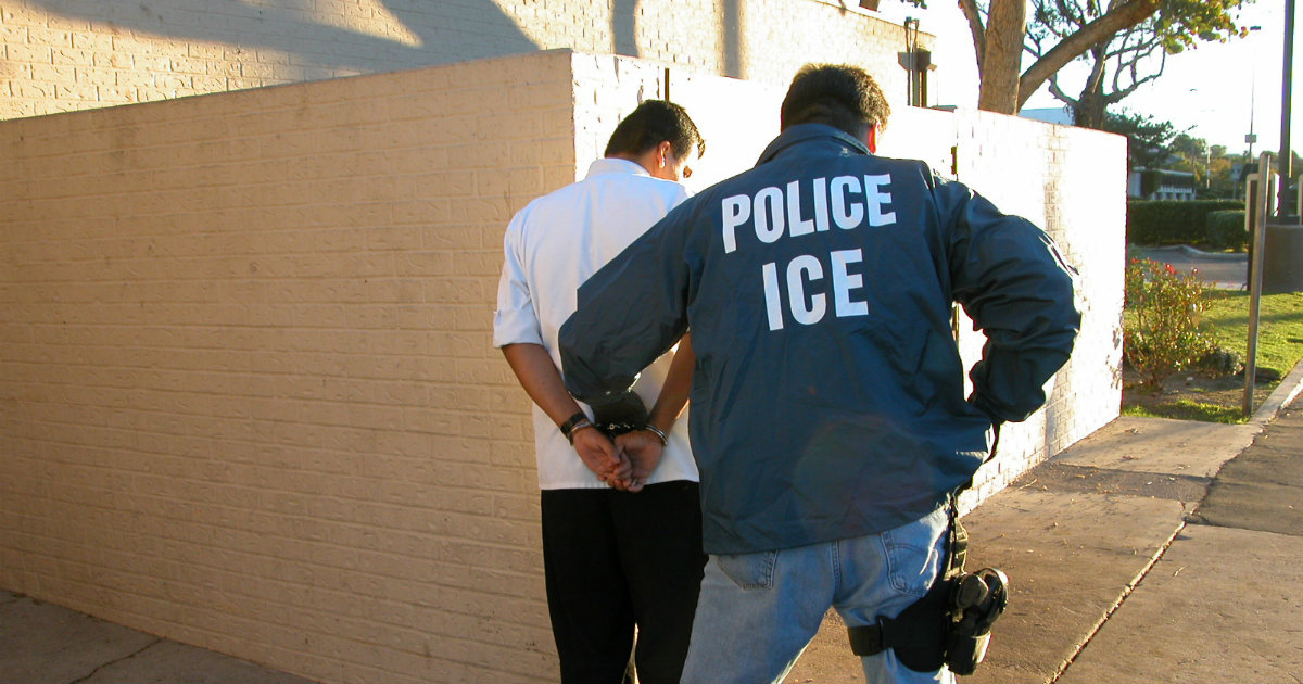 Agente de migración llevando a cabo una detención en EE.UU. © Wikimedia Commons