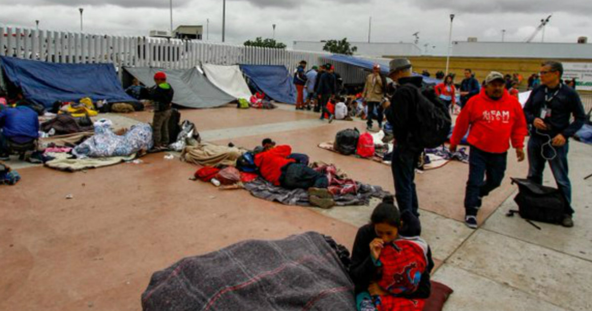 Inmigrantes de la caravana, a la espera de pedir asilo en Estados Unidos. © inmigrantes.com / Twitter