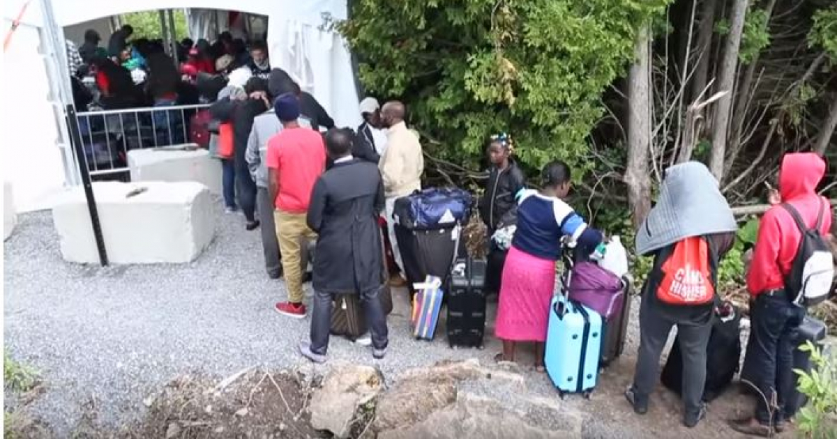 Inmigrantes africanos van hacia Canadá © Youtube/AFP