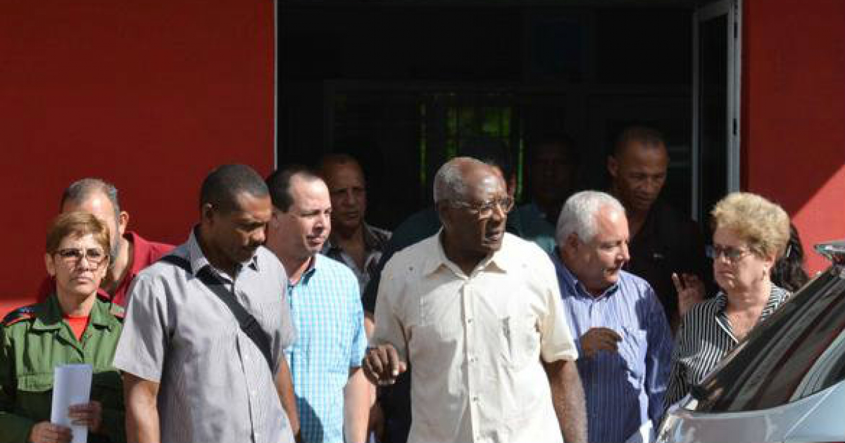 Ciudadanos cubanos en la puerta del Instituto de Medicina Legal de Cuba © ACN